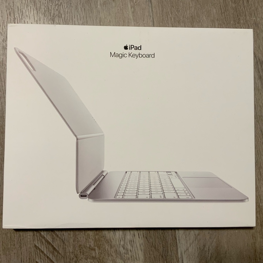(Bin 4)  Apple iPad Magic Keyboard in Silver, for IPad Pro 13